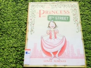 https://gatheringbooks.wordpress.com/2014/02/05/make-believe-princesses-in-picturebooks/